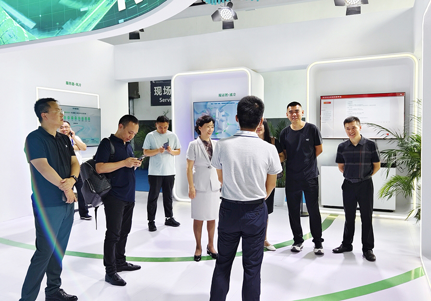 李 瑶  全国政协常委、民建中央常委、民建中央财政金融委员会主任、民建贵州省委主委.jpg